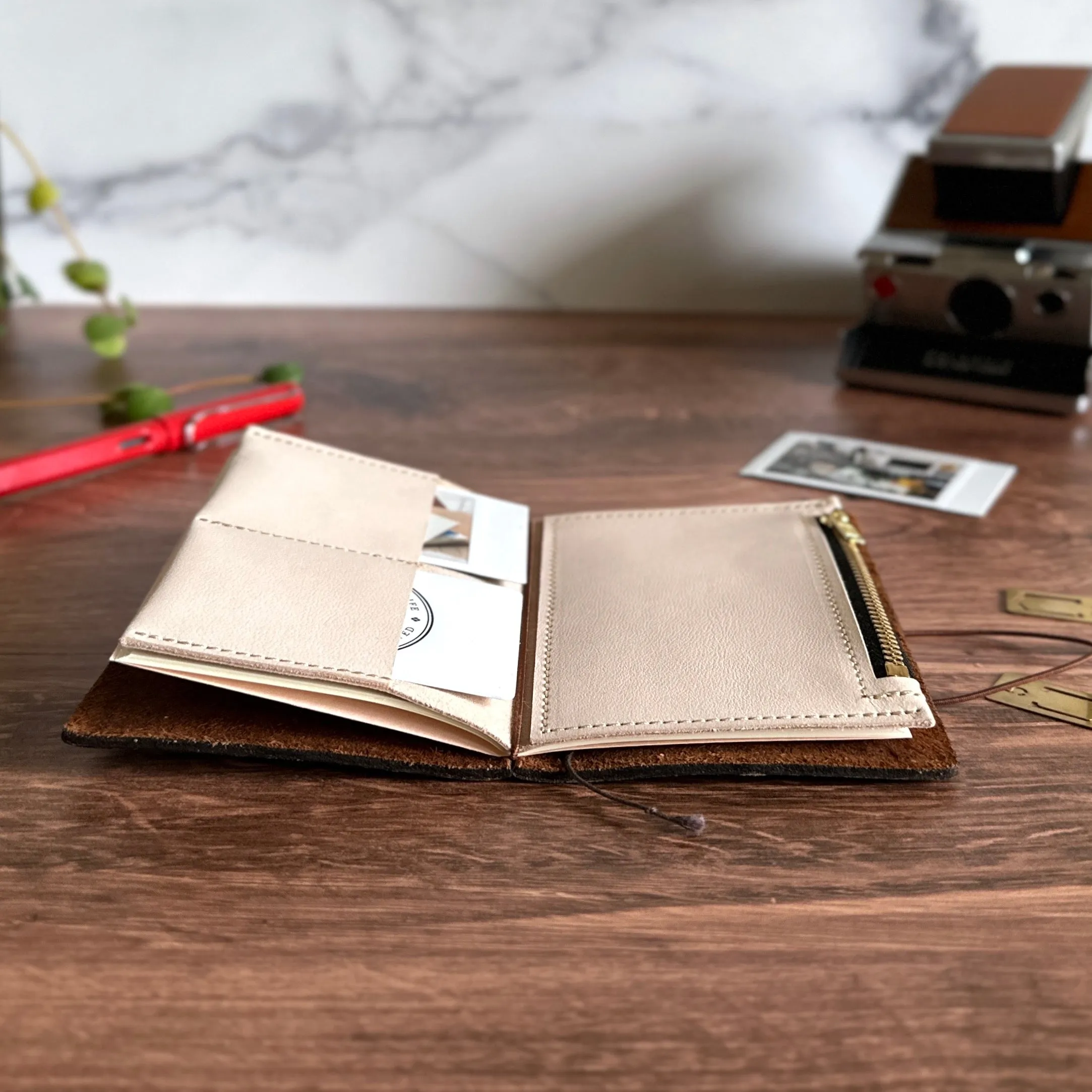 [BKx1.61] Essential Wallet (Passport)