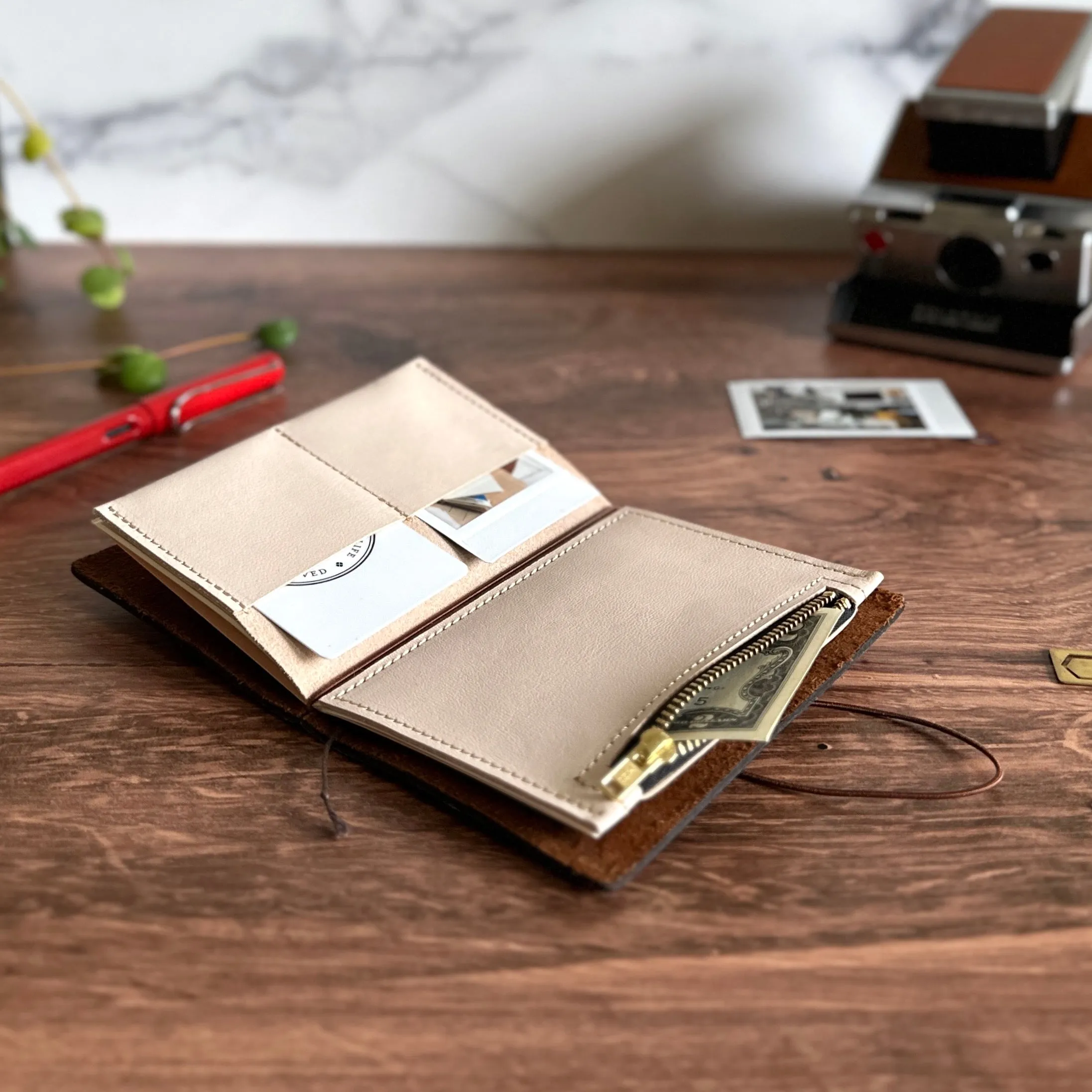 [BKx1.61] Essential Wallet (Passport)