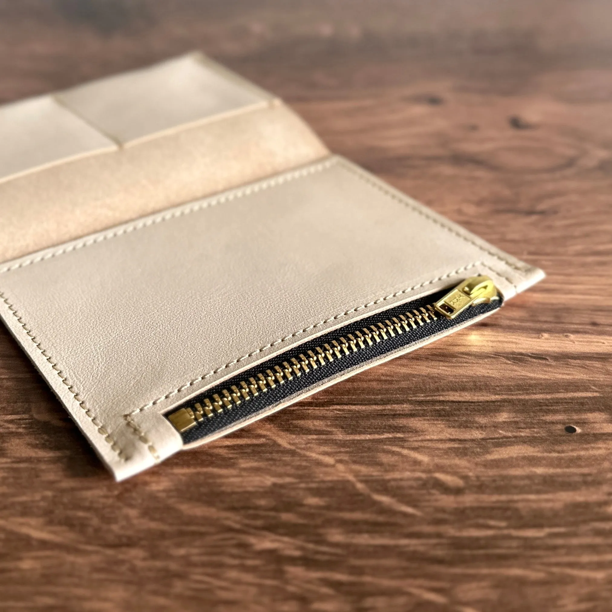 [BKx1.61] Essential Wallet (Passport)