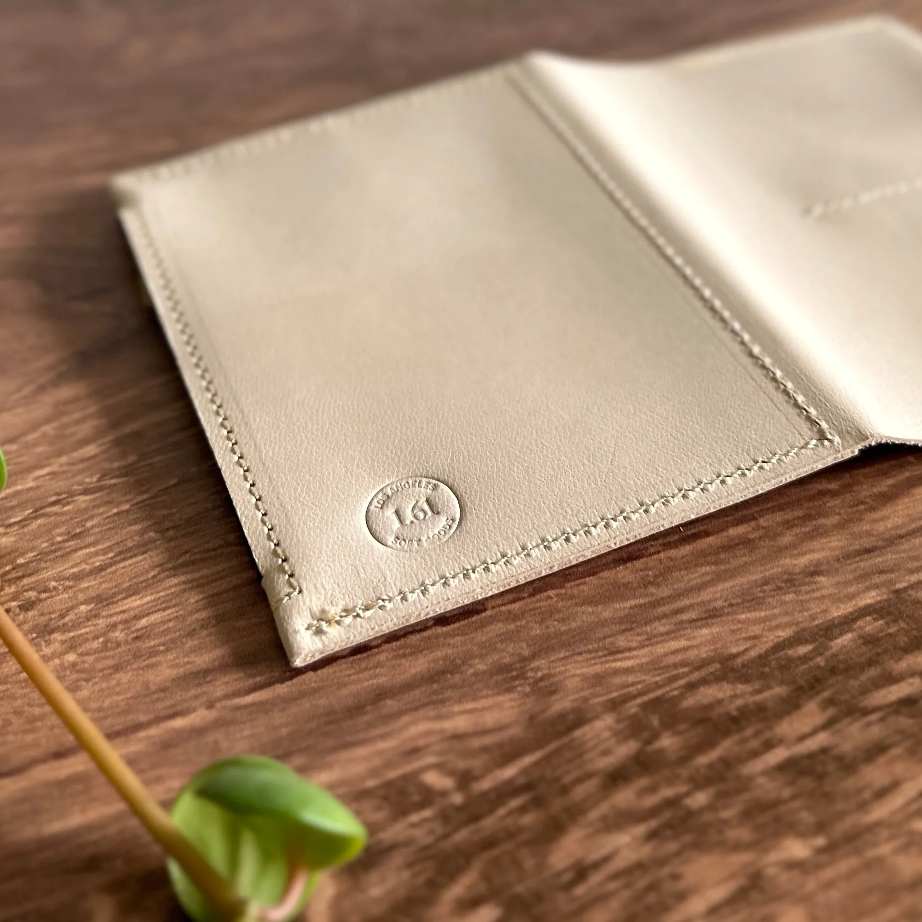 [BKx1.61] Essential Wallet (Passport)