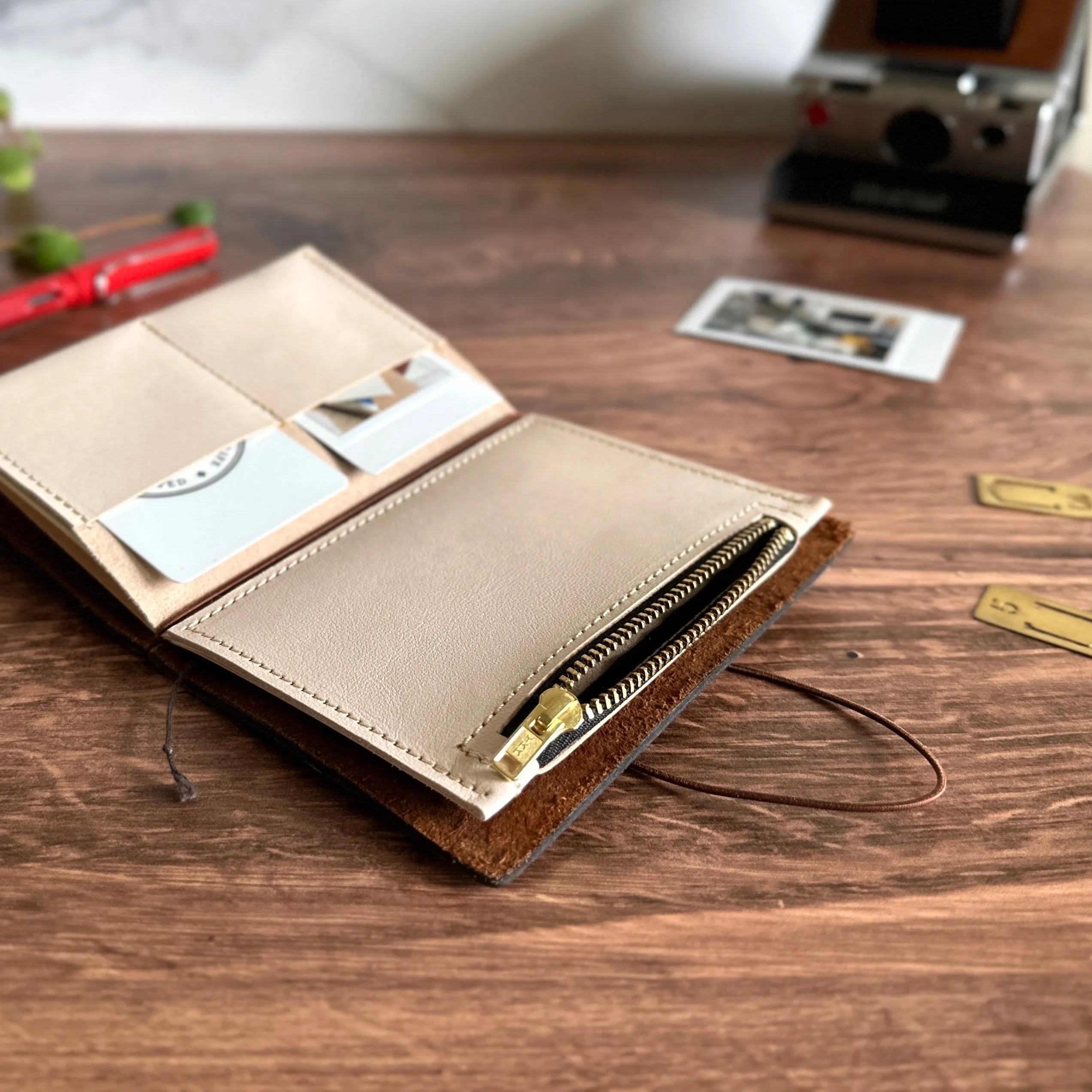 [BKx1.61] Essential Wallet (Passport)