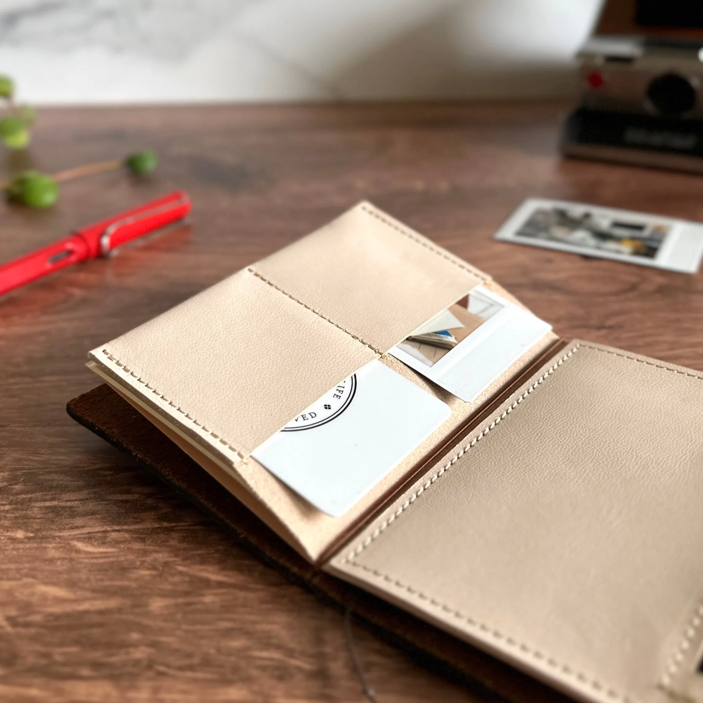 [BKx1.61] Essential Wallet (Passport)