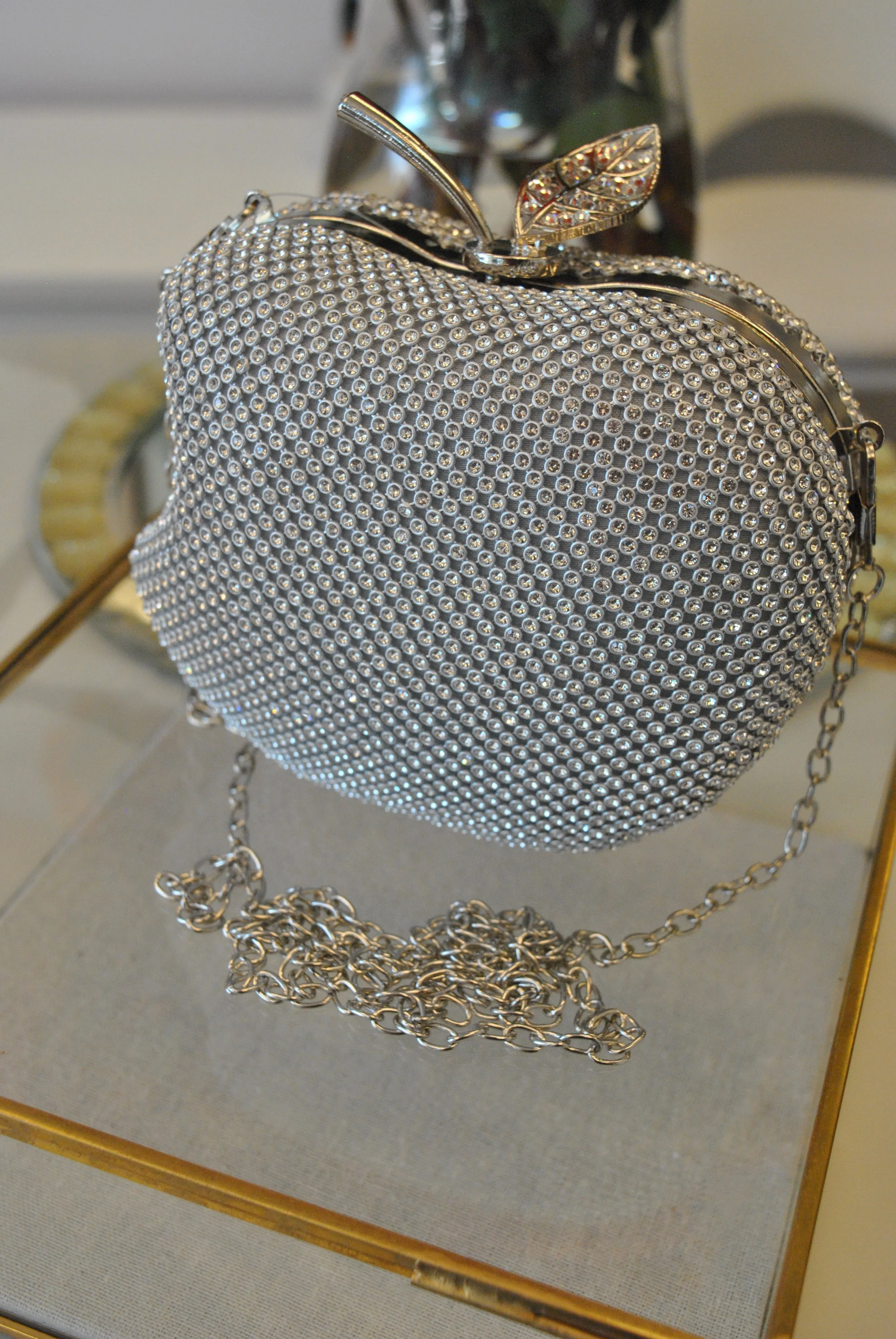 CLEAR CRYSTALS APPLE SHAPE CLUTCH