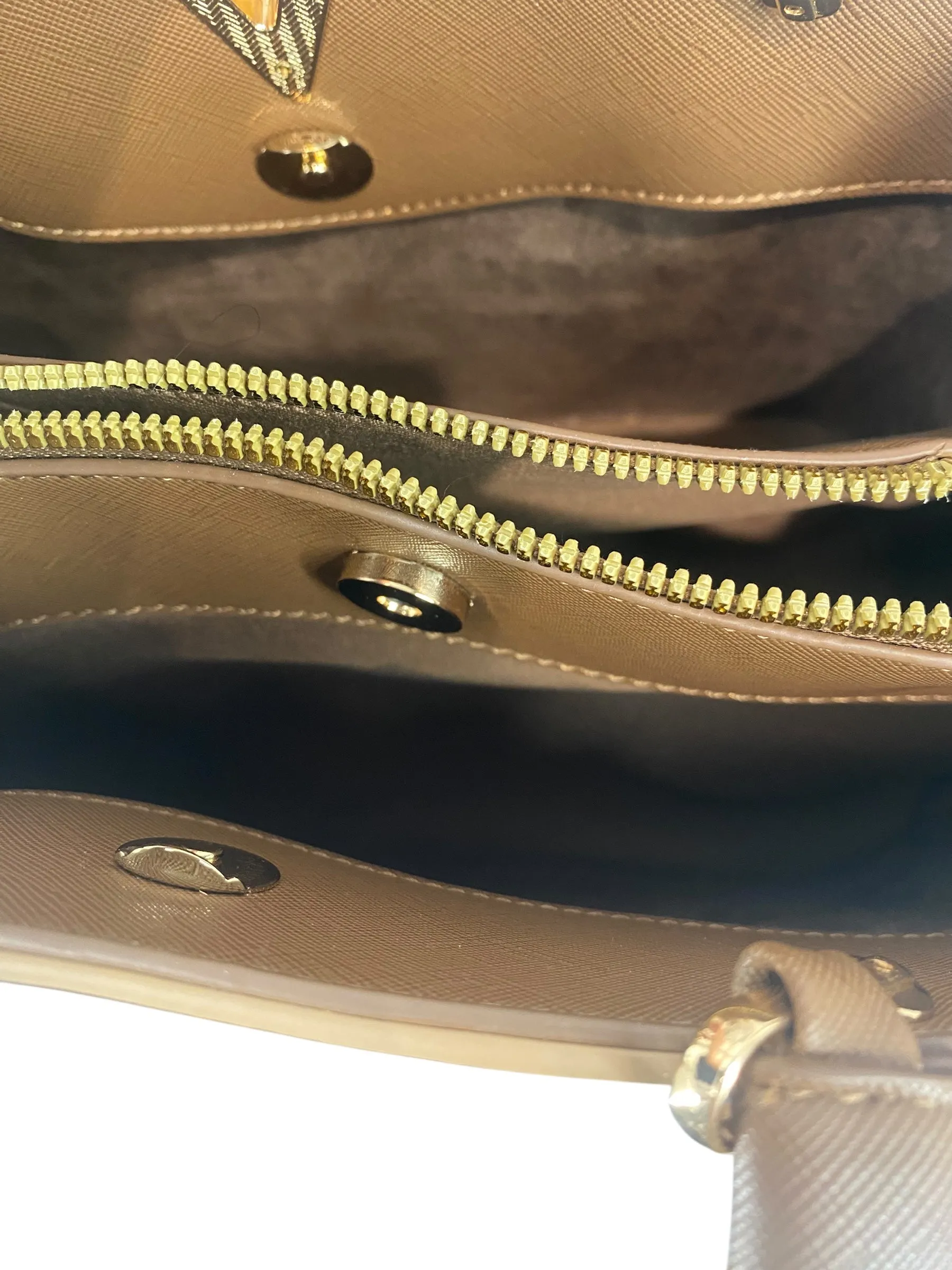 Crossbody By Clothes Mentor, Size: Medium
