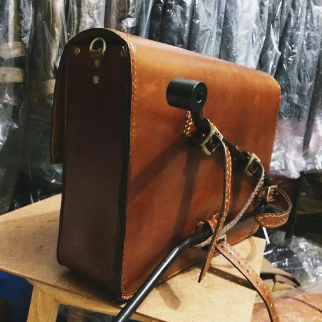 KB-TSADB - Triumph Bonneville Strapped Saddle Bag w/ Union Jack Pin