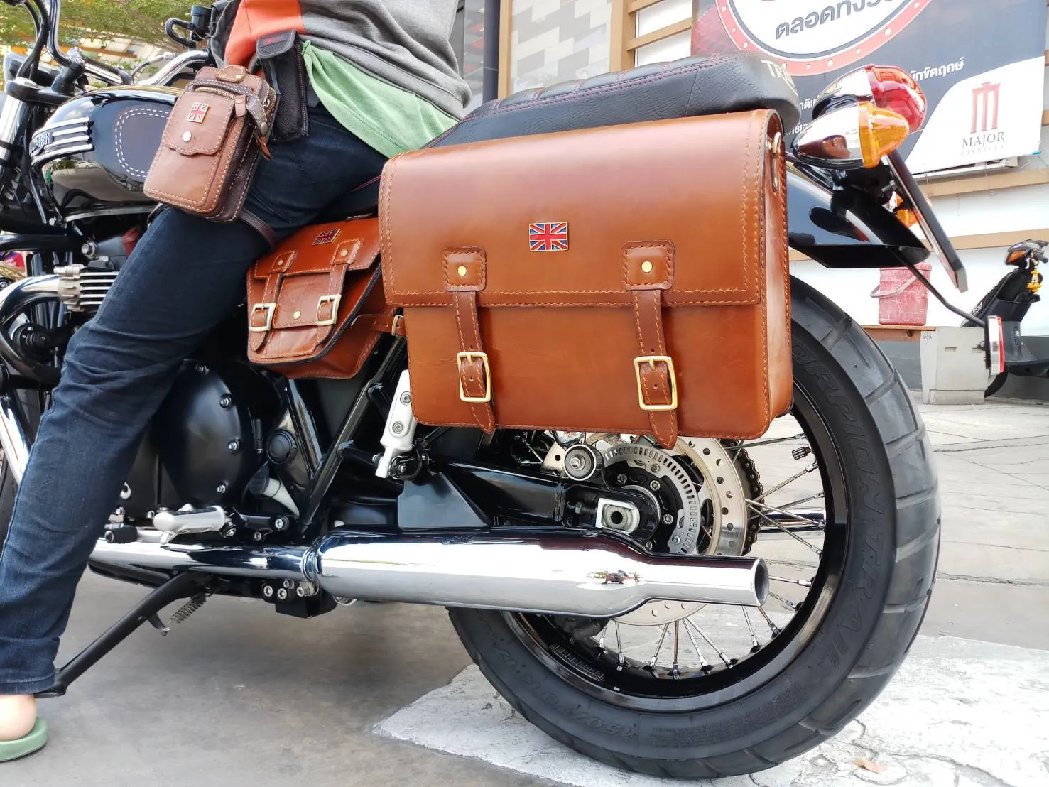 KB-TSADB - Triumph Bonneville Strapped Saddle Bag w/ Union Jack Pin