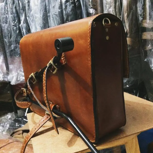 KB-TSADB - Triumph Bonneville Strapped Saddle Bag w/ Union Jack Pin