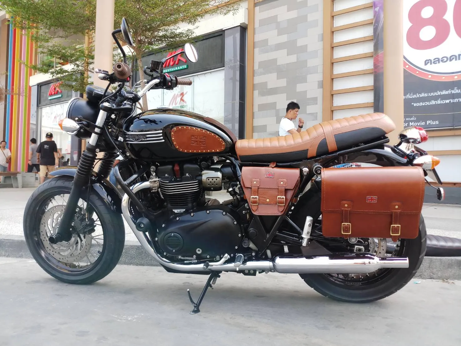 KB-TSADB - Triumph Bonneville Strapped Saddle Bag w/ Union Jack Pin