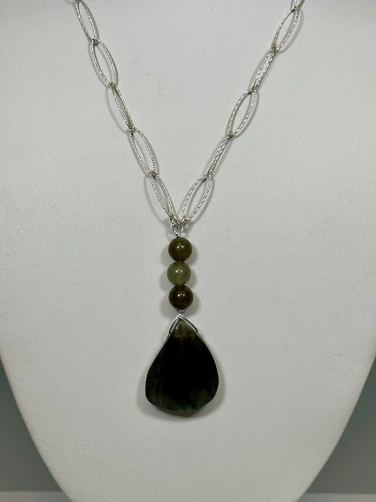 LABRADORITE AND STERLING SILVER NECKLACE LCN610