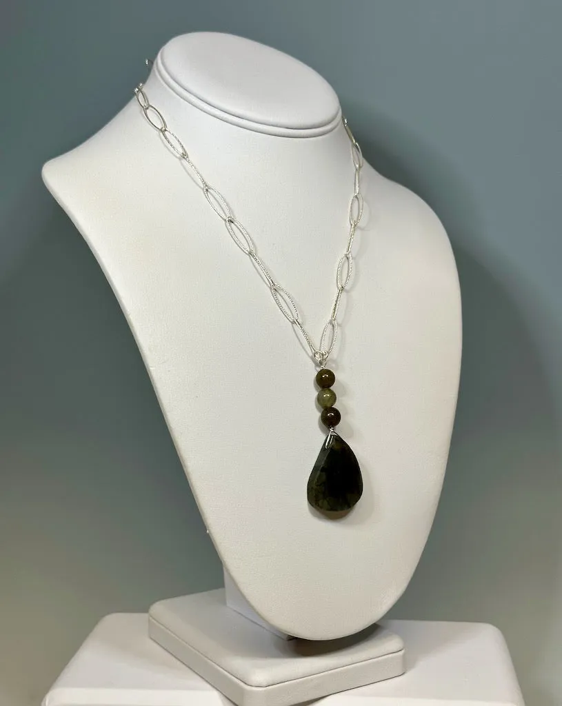 LABRADORITE AND STERLING SILVER NECKLACE LCN610