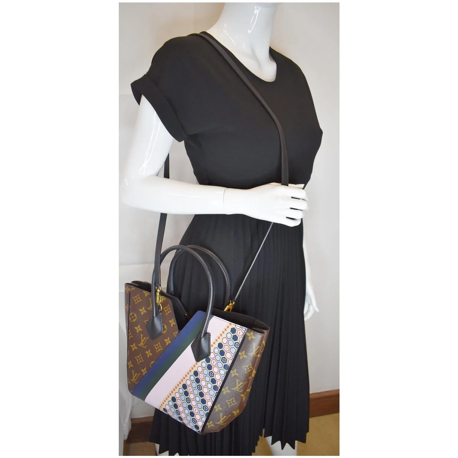 LOUIS VUITTON Kimono Monogram Canvas Graphic Pattern Tote Bag Multicolor