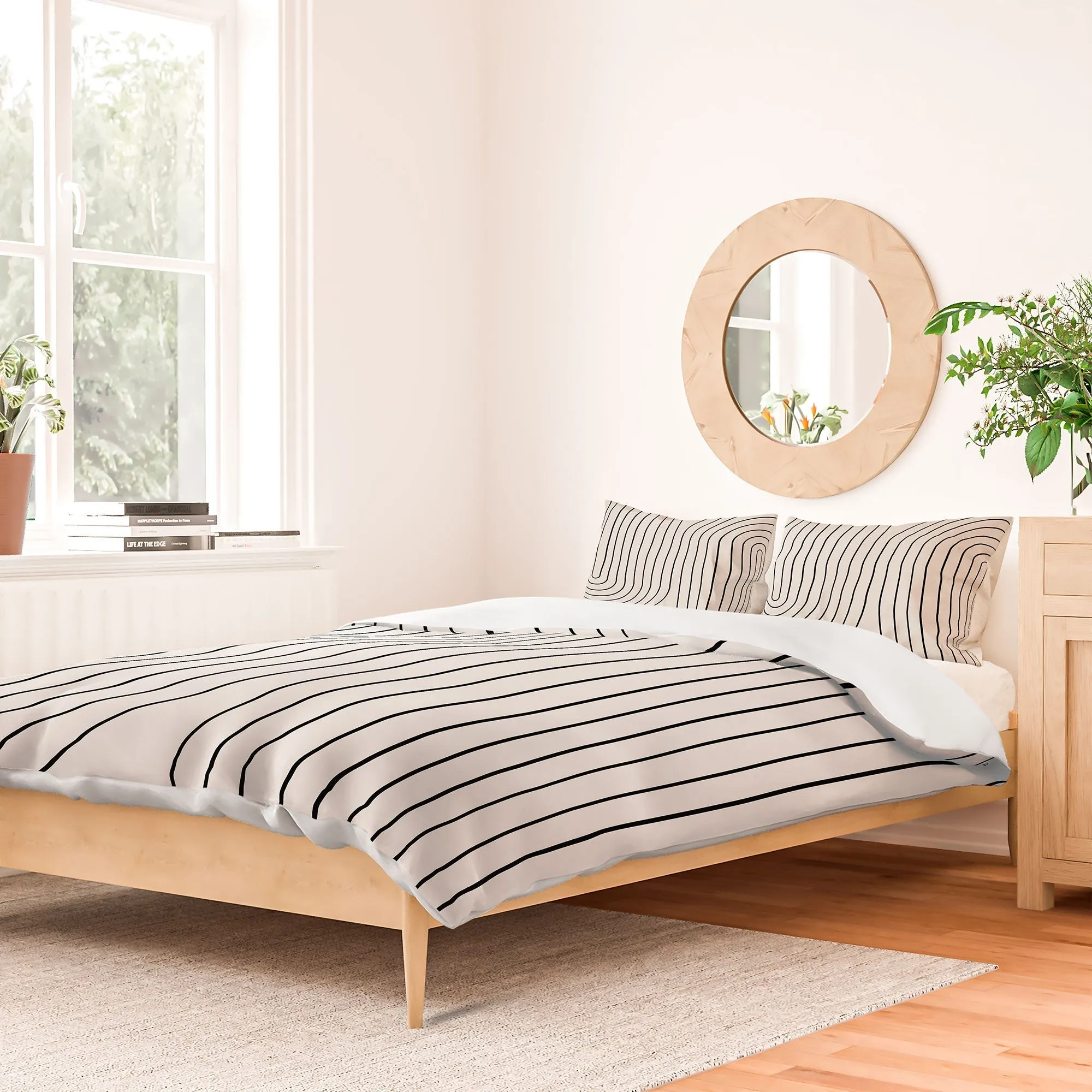 MINIMAL LINE CURVATURE BLACK AND WHITE DUVET / COMFORTER