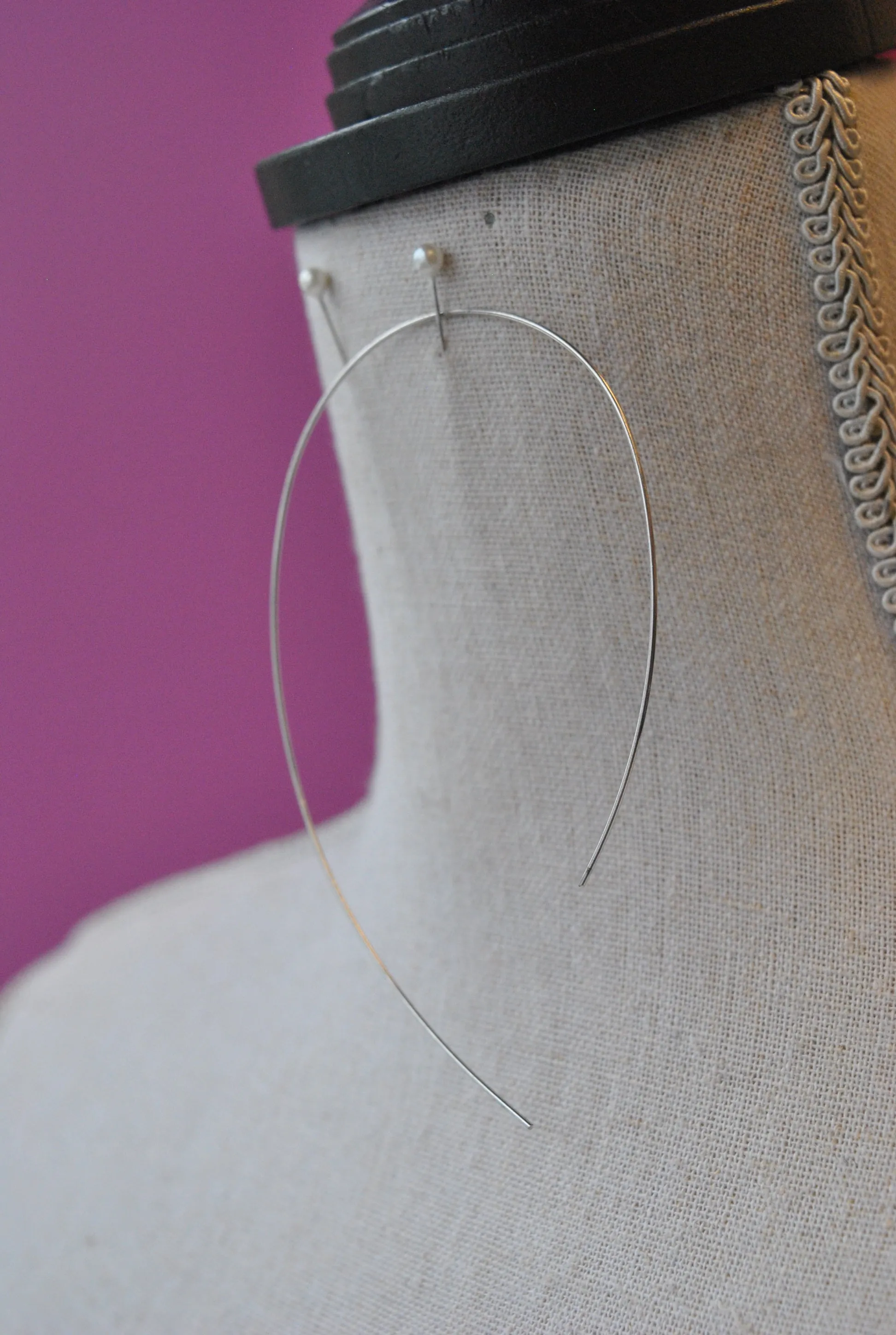 SIMPLE STATEMENT WIRE EARRINGS
