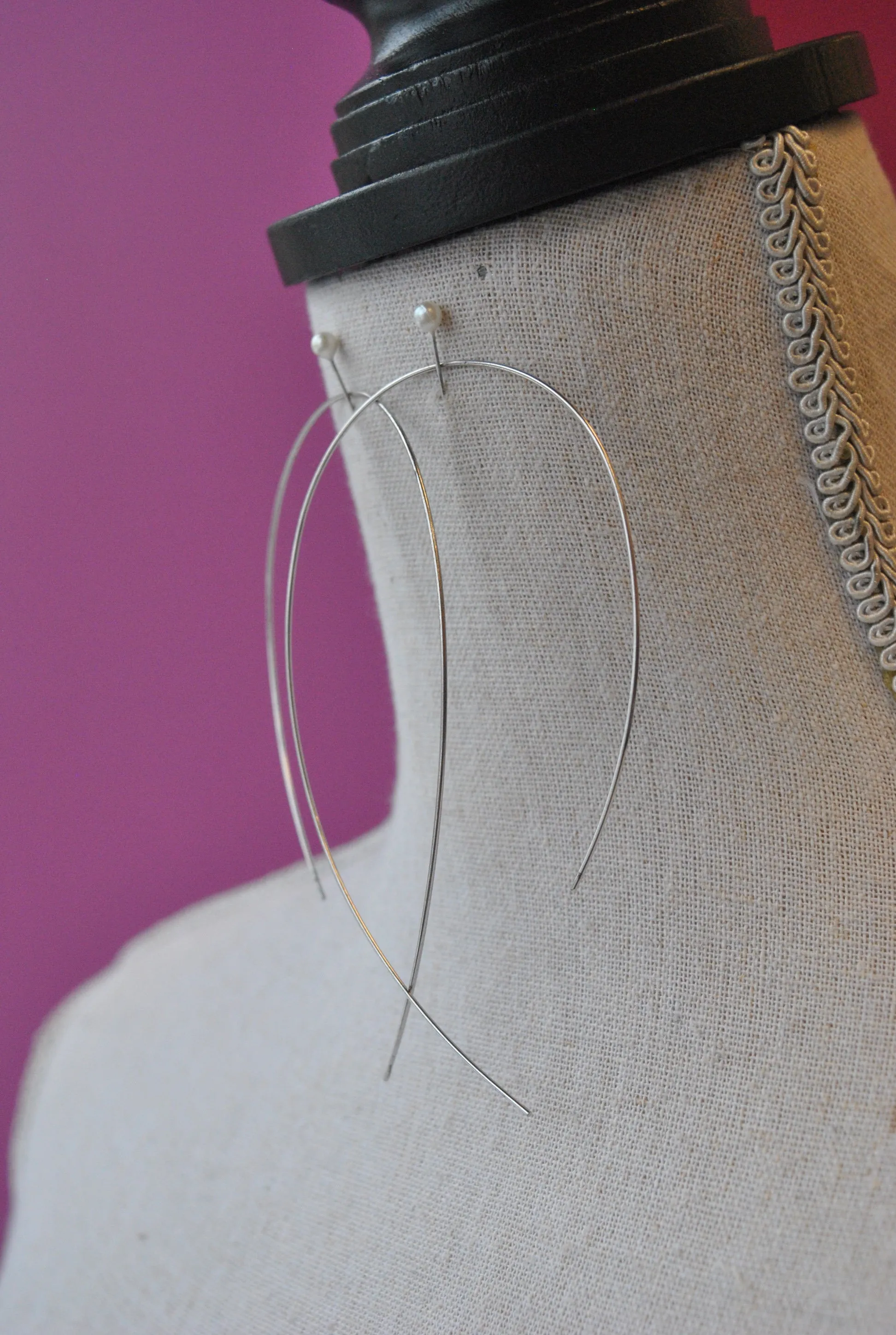 SIMPLE STATEMENT WIRE EARRINGS