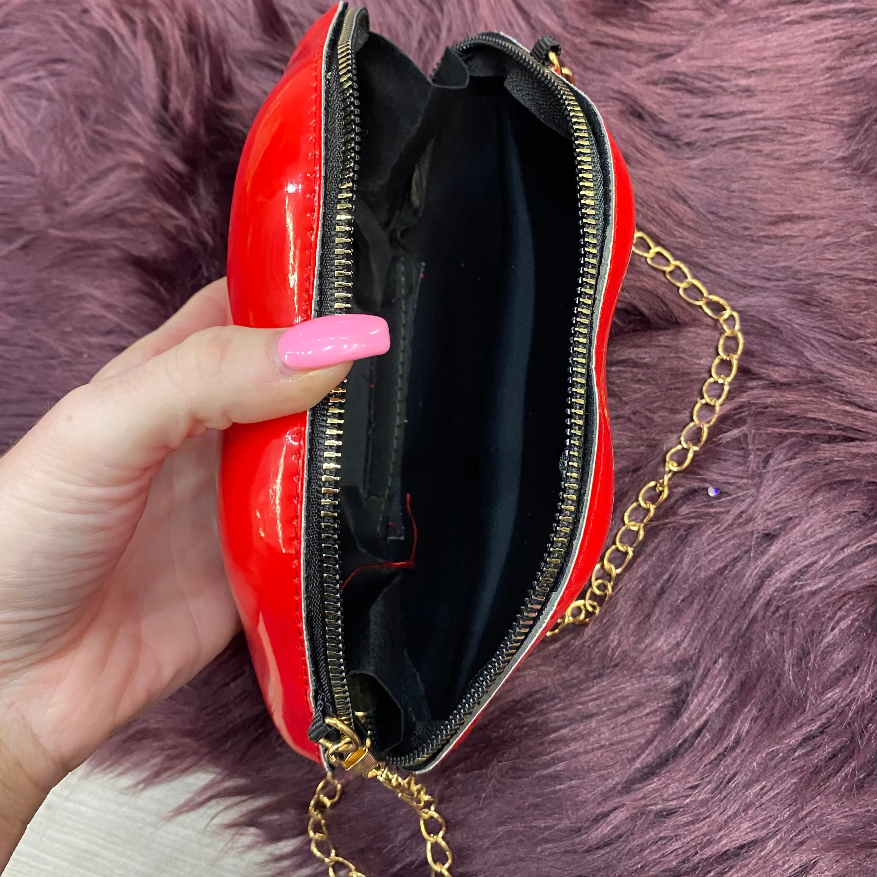 Smooches Lip Purse: Red