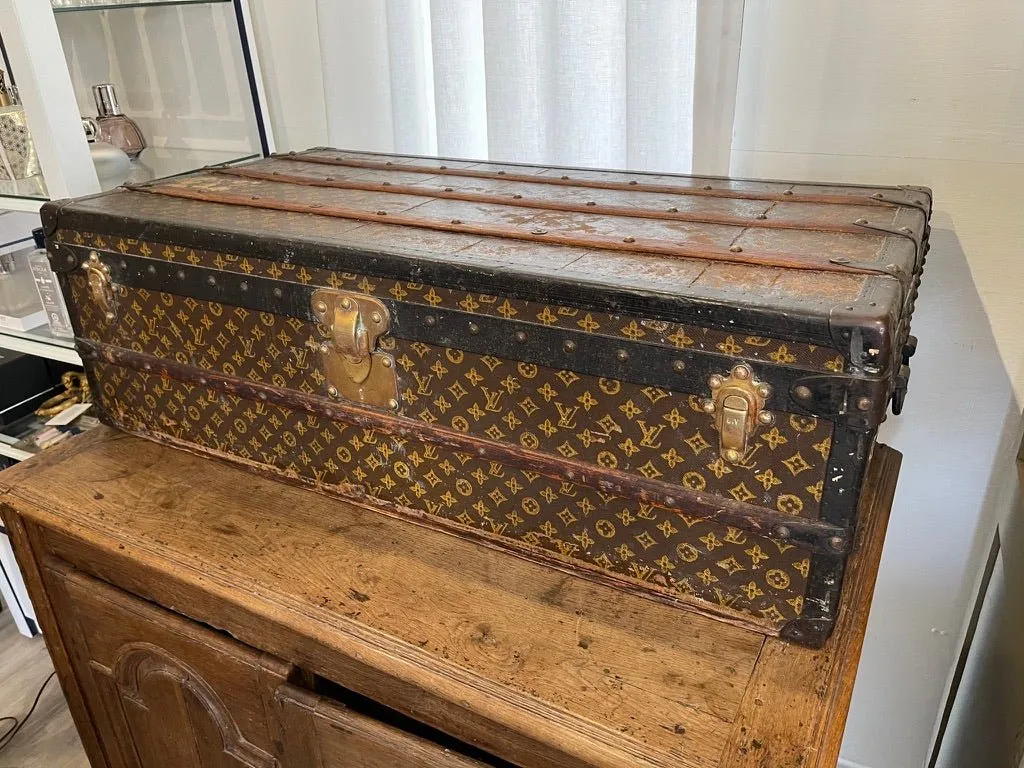 VINTAGE LOUIS VUITTON WOOD & METAL STRAPPED HINGE-TOP STEAMER TRUNK