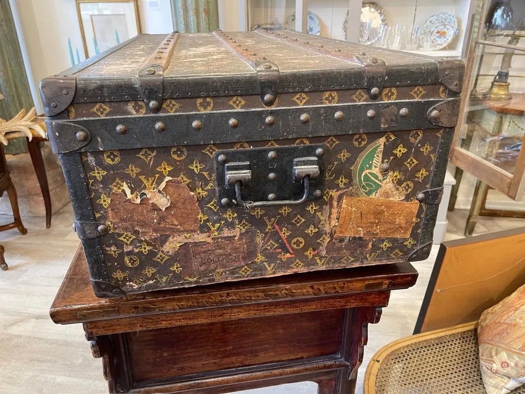 VINTAGE LOUIS VUITTON WOOD & METAL STRAPPED HINGE-TOP STEAMER TRUNK