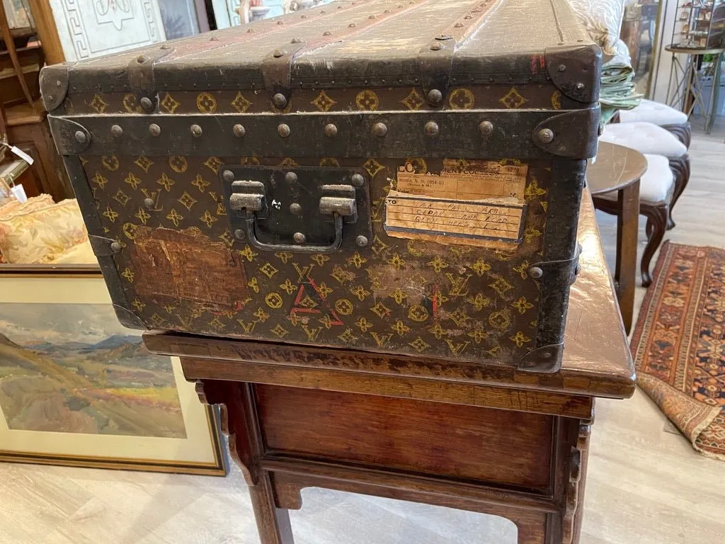 VINTAGE LOUIS VUITTON WOOD & METAL STRAPPED HINGE-TOP STEAMER TRUNK